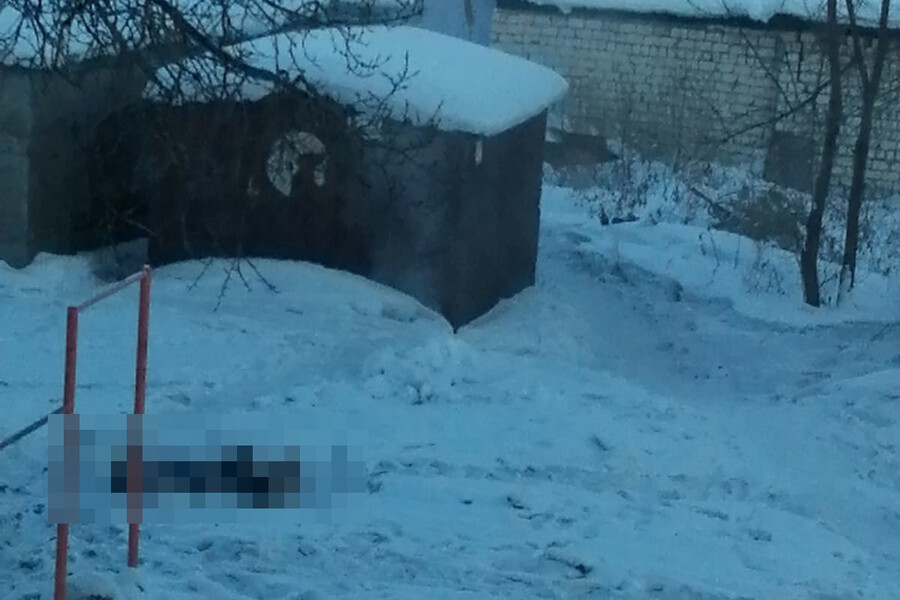 В Райчихинске в одном из дворов нашли труп мужчины