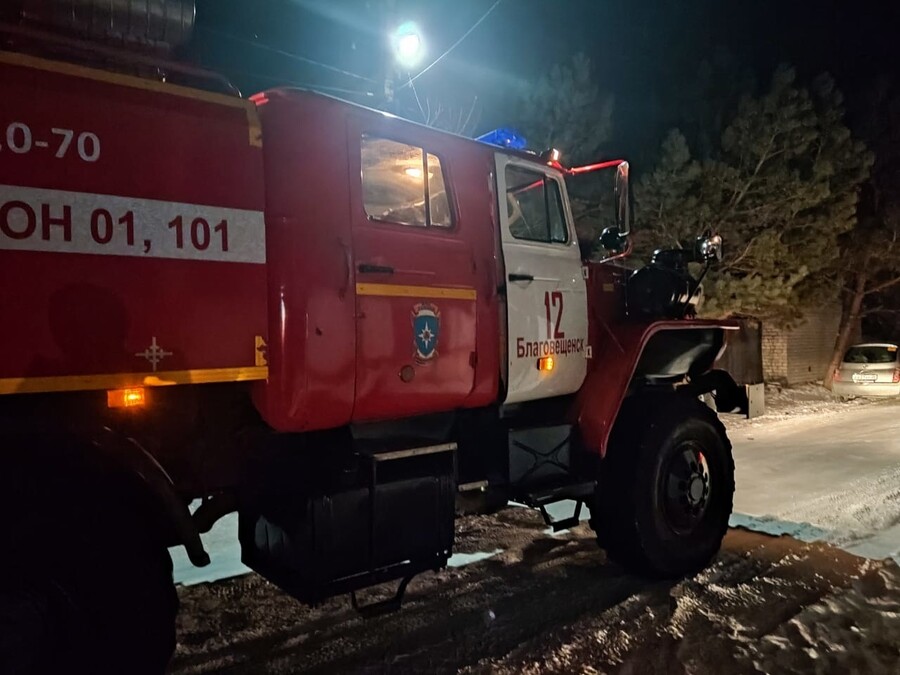 В Амурской области пожарные потушили бульдозер