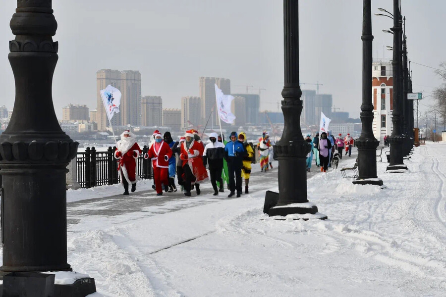 Спортсмены Благовещенска пробежали более шести километров в новогодних костюмах