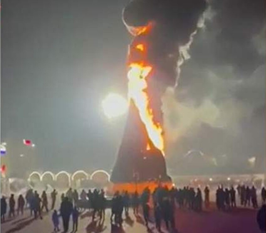 В Казахстане во время празднования Нового года загорелась городская ёлка