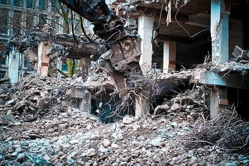 В Амурской области по требованию прокуратуры демонтировано здание бывшего муниципального предприятия