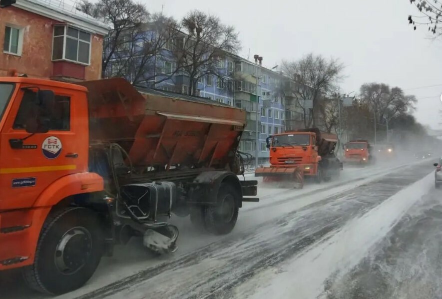 В Благовещенске идёт уборка снега на основных городских магистралях